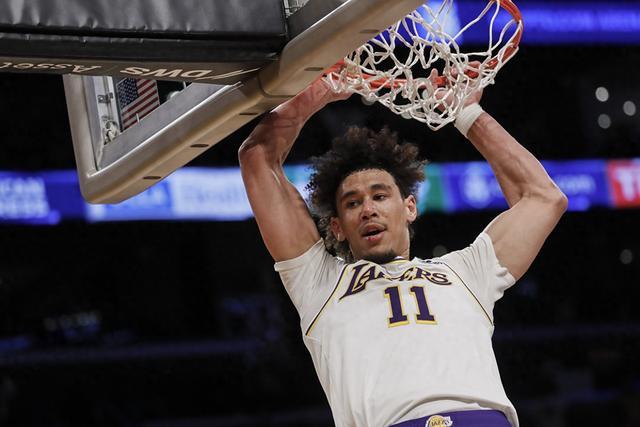 易建联真的混不下NBA吗？5年换4队后才发现，答案可能很意外